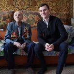 В Миассе ветерану ВОВ вручили новогодний подарок от «Единой России»