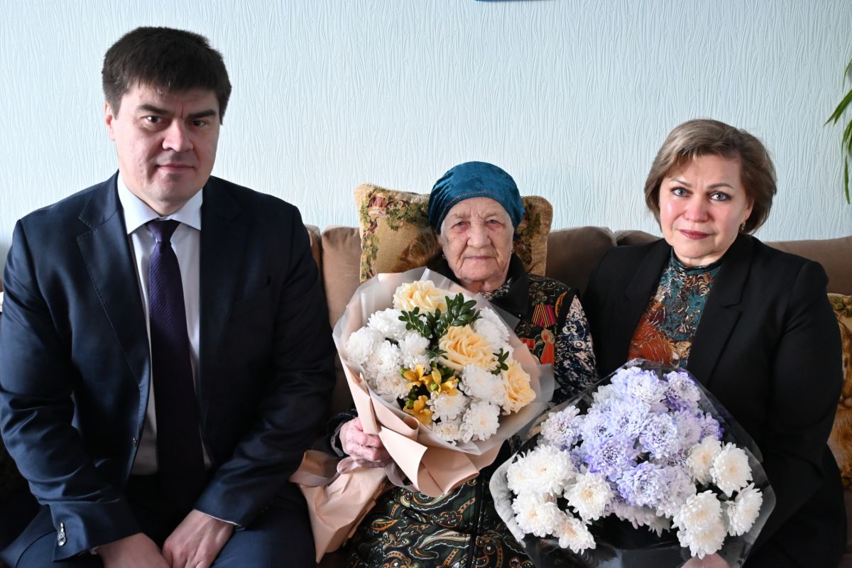 Партийцы Кондинского района поздравили труженицу тыла с 95-летием