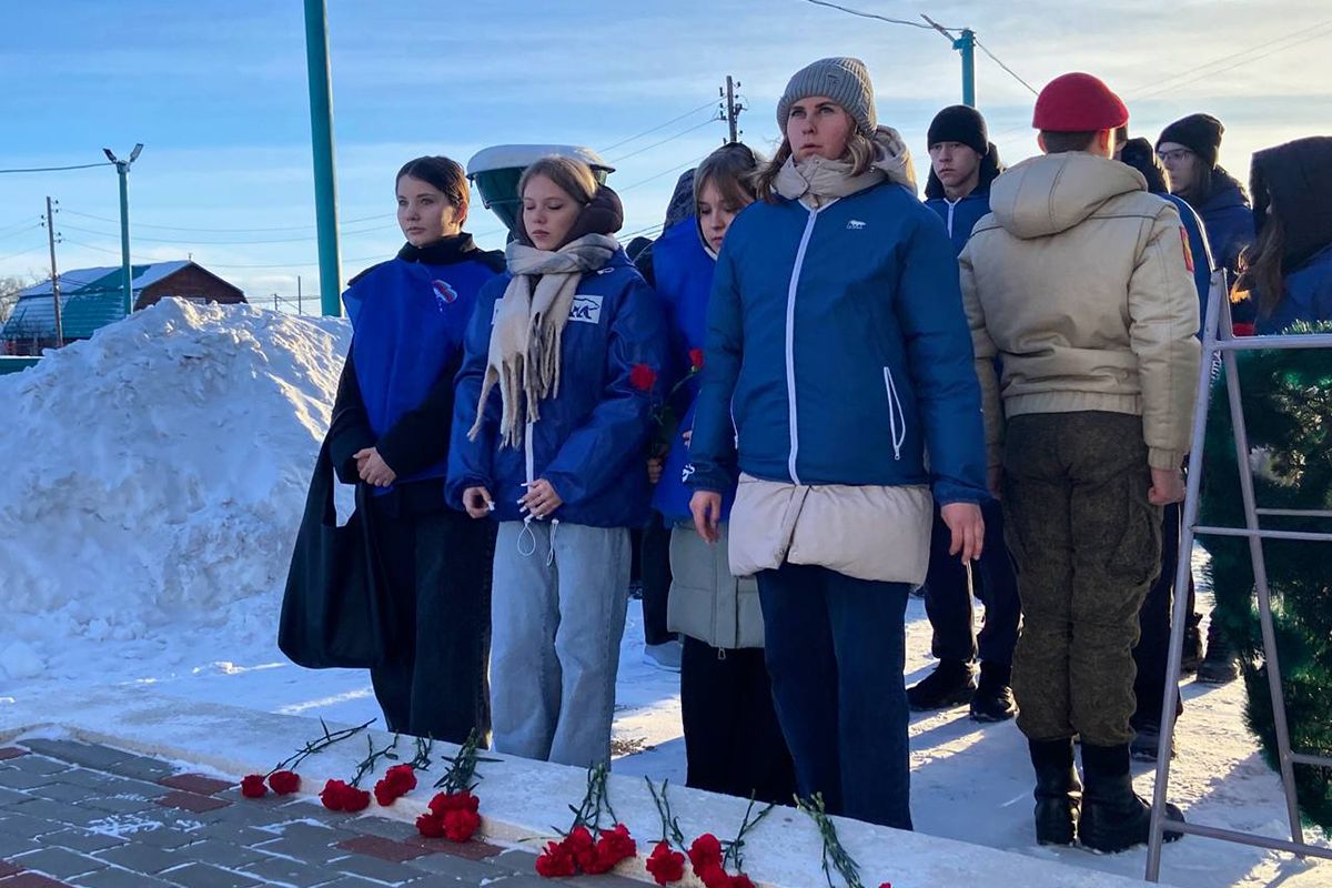 «Им суждено было уйти в бессмертие»: в Курганской школе №5 прошла линейка памяти Героев-молодогвардейцев