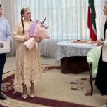 Единороссы поздравили семью Миннегалиевых с рождением дочки