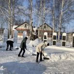 Единороссы и молодогвардейцы помогают жителям региона справиться с последствиями снегопадов