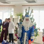 «Единая Россия» Петровского округа вручила подарки маленьким пациентам