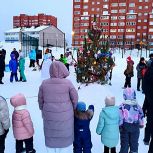 «Единая Россия»: Более тысячи активистов приняли участие во флешмобе «Новогодний привет»