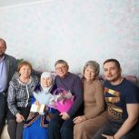 В Алексеевском районе принимает поздравления врач-ветеран Зайняб Харитонова