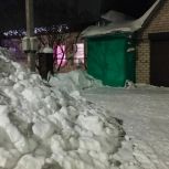 В Татарстане активисты «Молодой Гвардии Единой России» убрали снег у домов пенсионеров