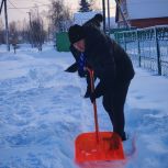 В Староюрьевском округе убирать снег волонтерам помогает секретарь местного отделения «Единой России», глава округа Виталий Кусов
