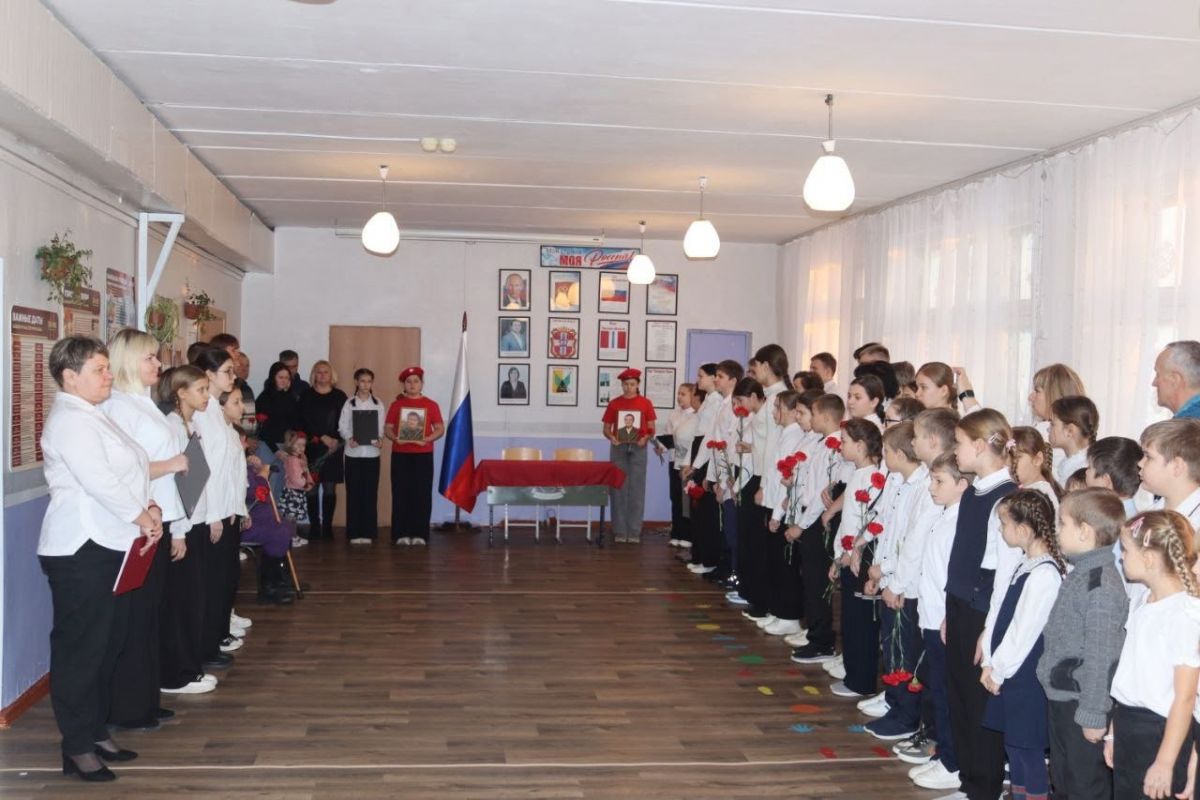 При содействии «Единой России» в школе Полтавского района установили Парту Героя