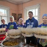 Молодые благовещенцы упаковали 5 тысяч порций сухого борща для бойцов СВО