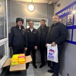 Шелеховские единороссы поздравили с Новым годом персонал скорой помощи, врачей детского стационара и полицейских