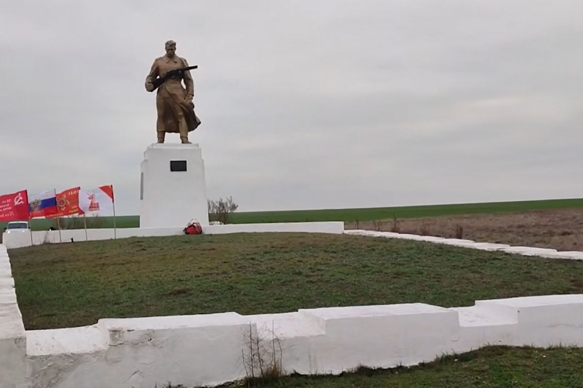 Участники конкурса Единой России "Память в архитектуре" представили видеоролик о памятнике участникам Крымской наступательной операции
