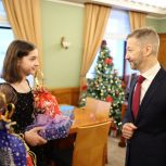 Свыше 50 детей  на Чукотке получили подарки благодаря партийной «Елке желаний»