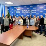 «Серебряные» волонтёры проекта «Старшее поколение» в Череповце вяжут, шьют и собирают помощь для участников СВО