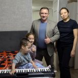 Максим Сорокин исполнил новогодние мечты юных талантов Элисты в рамках акции «Ёлка желаний»