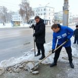 Рязанские молодогвардейцы провели уборку тротуаров и общественных пространств после сильных снегопадов