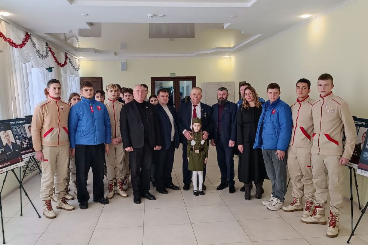 В Меловом и Беловодске в 83-ю годовщину освобождения  побывала передвижная выставка «Герои и подвиги: мои земляки – Герои России»