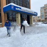 «Помоги дворнику»: Единороссы и активисты вышли на уборку снега — присоединяйтесь к добровольной акции!