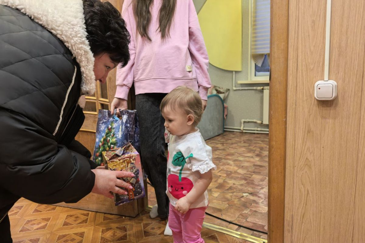 Накануне Рождества активисты проекта «Крепкая семья» партии «Единая Россия» оказали поддержку многодетным семьям