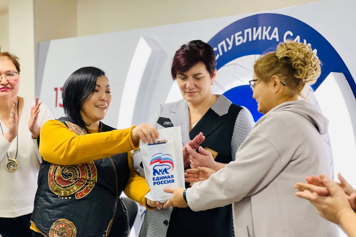В Штабе общественной поддержки партии «Единая Россия» прошла ежегодная церемония передачи новогодних подарков детям