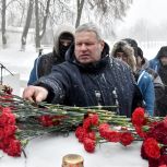 В Рязани партийцы возложили цветы к памятнику жителям и защитникам Ленинграда