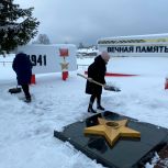 Рассказовские единороссы организовали субботник на территории памятников воинам-землякам