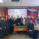 По инициативе «Единой России» в школе Кемерова установили Парту Героя