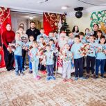 Сладкие подарки и новогодние представления: «Единая Россия» поздравляет жителей регионов с праздниками