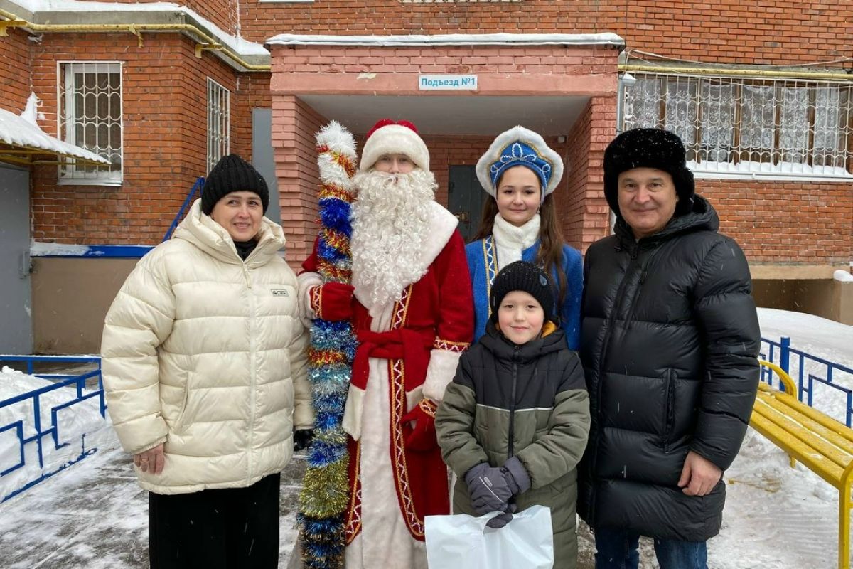 Поздравления — ветеранам и юным горожанам
