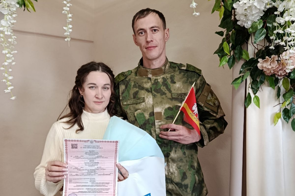 Партийцы Троицкого округа поздравили пару, которая зарегистрировала брак в день 92-летия Челябинской области