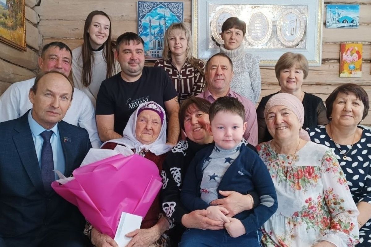 Бавлинские единороссы поздравили с юбилеем ветерана тыла