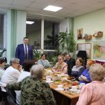 Иван Егоров совместно с Юлией Дащук встретились с членами Совета ветеранов посёлка Искателей