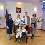 Партийцы поздравили многодетную семью Полевского с рождением ребенка