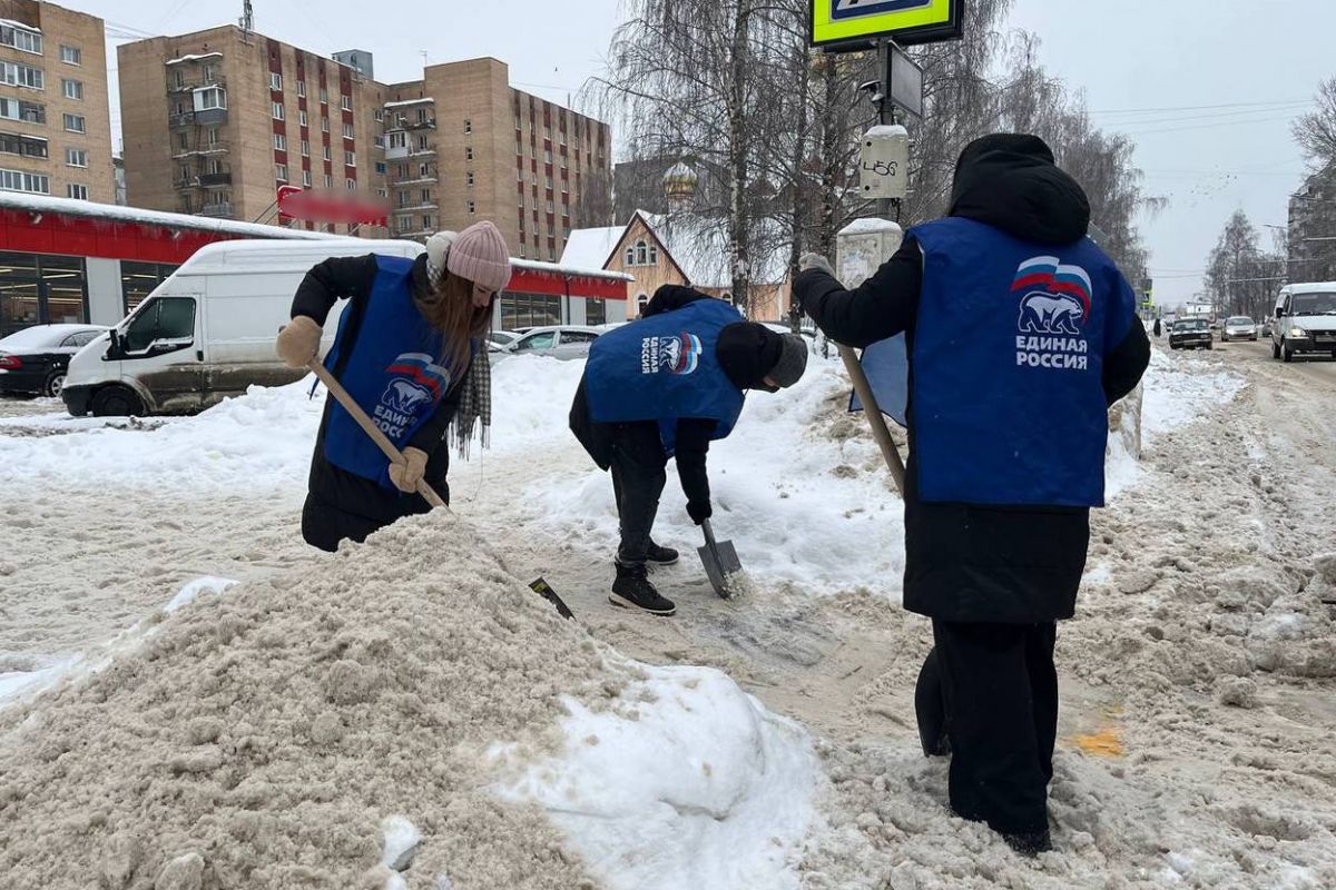 В Смоленске продолжаются субботники «Единой России» по уборке снега