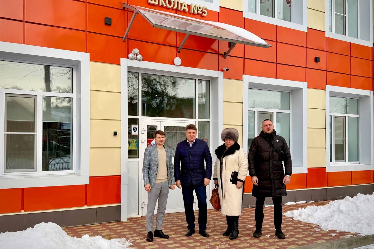 «Единая Россия» провела мониторинг капитального ремонта школы в Азове