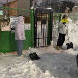 «Снежный десант» в Ленинском районе: молодогвардейцы расчистили территорию детского сада