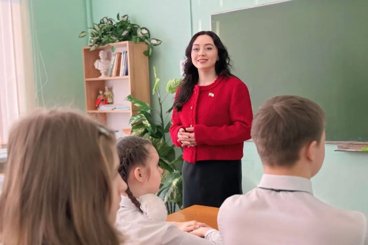Депутат Виктория Богдашкина провела урок парламентаризма для школьников из Рузаевки