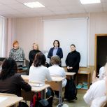 Партийцы вручили ответную открытку участника СВО студентке Рязанского многопрофильного колледжа