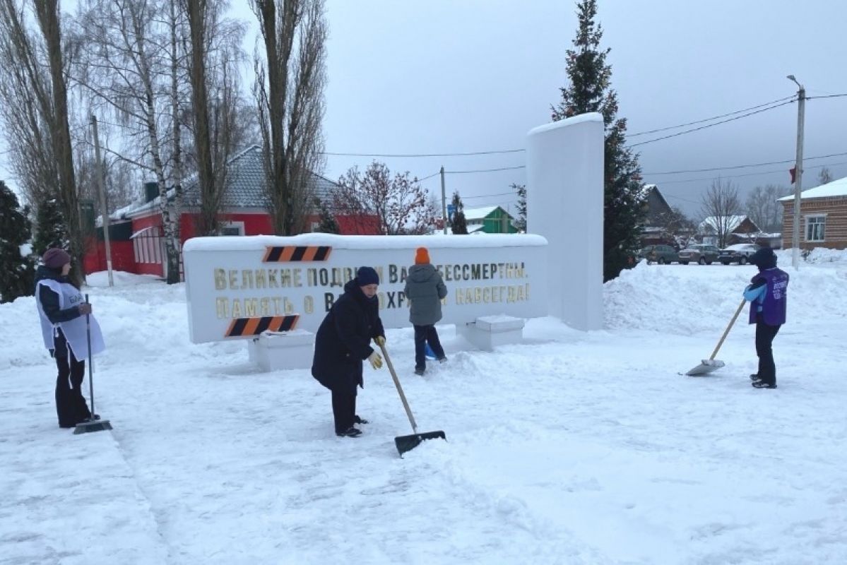 В Рассказовском округе единороссы, волонтеры и сельхозпредприятия объединили свои силы, помогая расчищать снег