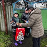 Председатель Каменско-Днепровского окружного Совета депутатов вручил подарки детям в рамках акции «Ёлка Желаний»