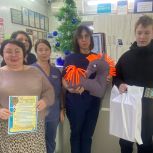 К благотворительному проекту «Поздравь ребёнка» в Каслях присоединяются партийцы