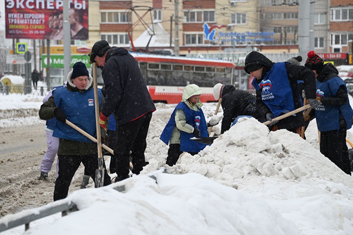 И снова в снежный бой. В Смоленске продолжаются субботники в рамках проекта «Единой России»