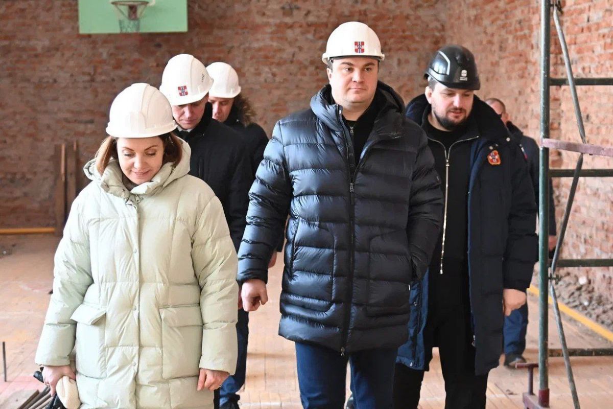 Виталий Хоценко проверил ход капитального ремонта средней образовательной школы в Марьяновском районе