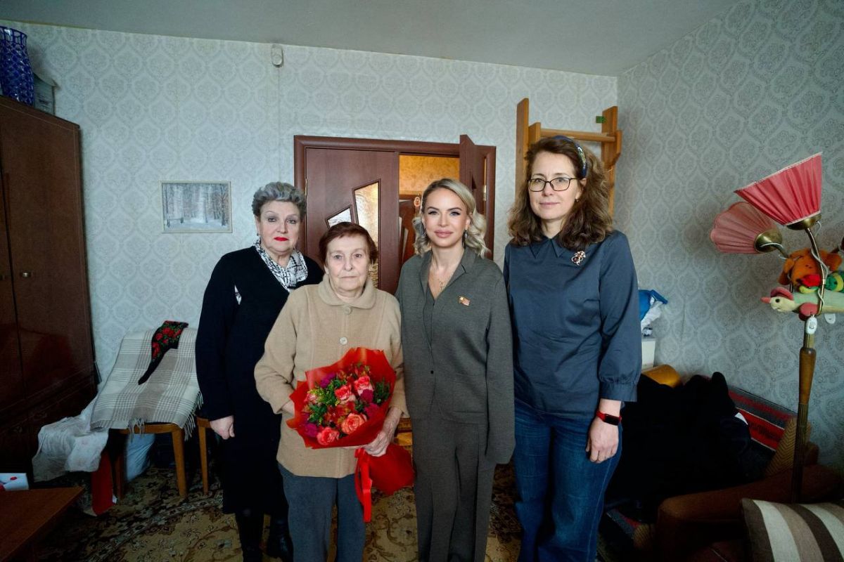 Светлана Акулова поздравила с Днем рождения ветерана труда в Хорошево-Мневниках