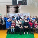 Участники акции «Елка желаний» исполнили новогодние мечты юных жителей Комсомольского округа