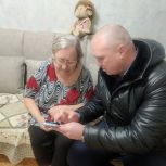 Партийцы Сургута подключили пенсионерке телемедицинское приложение