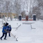 Снежный десант: активисты «Единой России» продолжают уборку снега в регионе