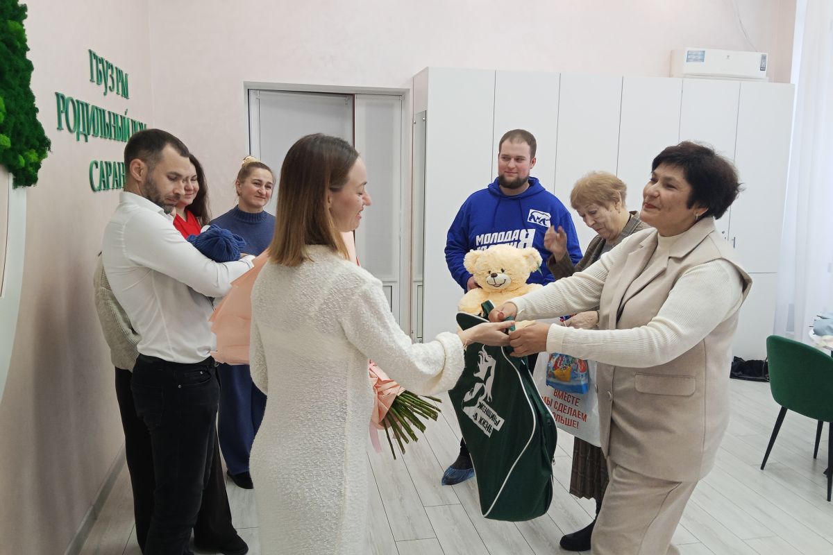 Первые улыбки 2026 года: партийцы поздравили новорожденных и их родителей