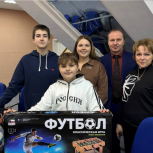 Секретари первичных отделений «Единой России» продолжают исполнять новогодние мечты детей