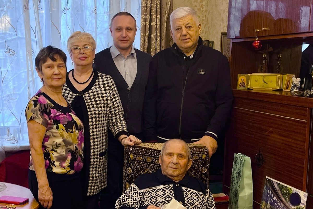 Новогодние поздравления получили люди старшего поколения