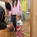 Накануне Рождества активисты проекта «Крепкая семья» партии «Единая Россия» оказали поддержку многодетным семьям