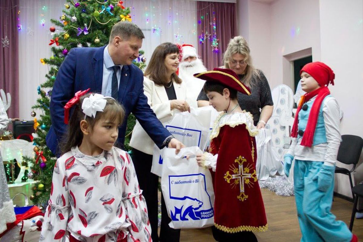 Новогодняя сказка объединила партийцев и детей Усть-Катава